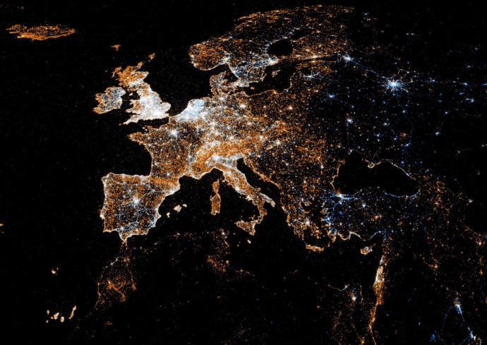 Mundo visto de cima com pontos de luz